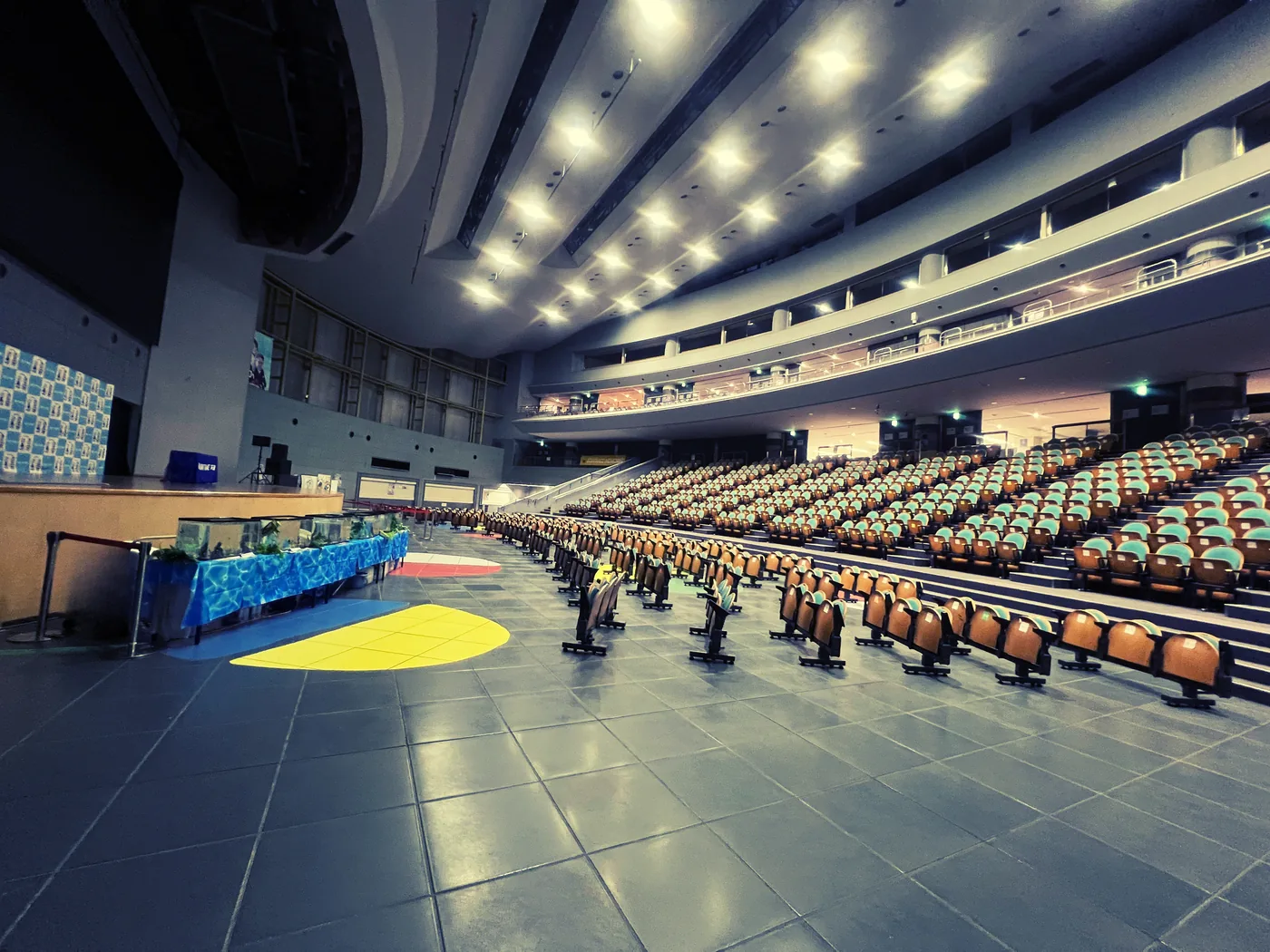 ボートレース戸田 イベントホールの客席とステージ